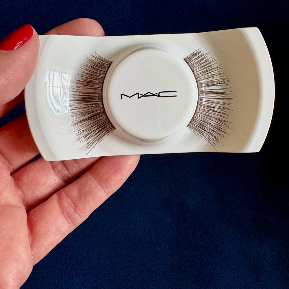 MAC high volume lashes - Picture 6 of 6